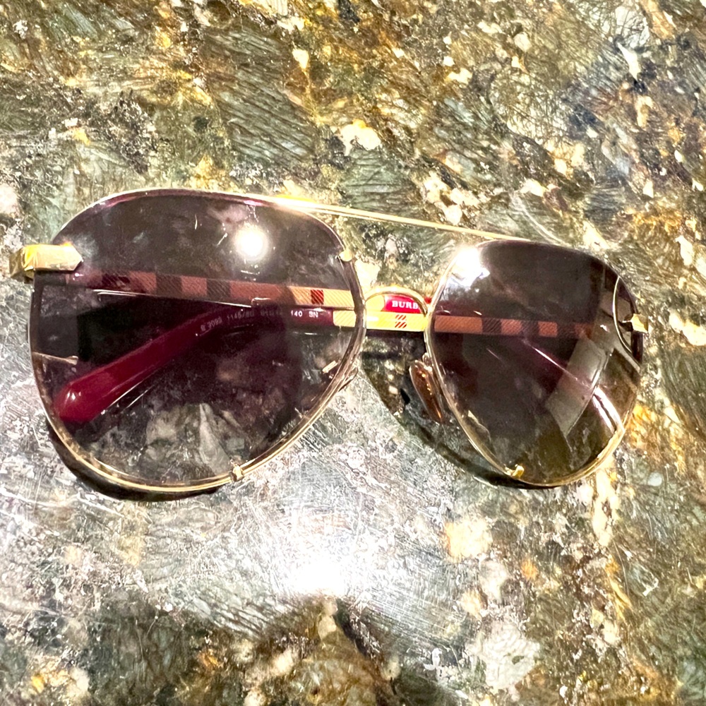 Beautiful Burberry Pilot Sunglasses,looks great on any gender,reasonable pricing